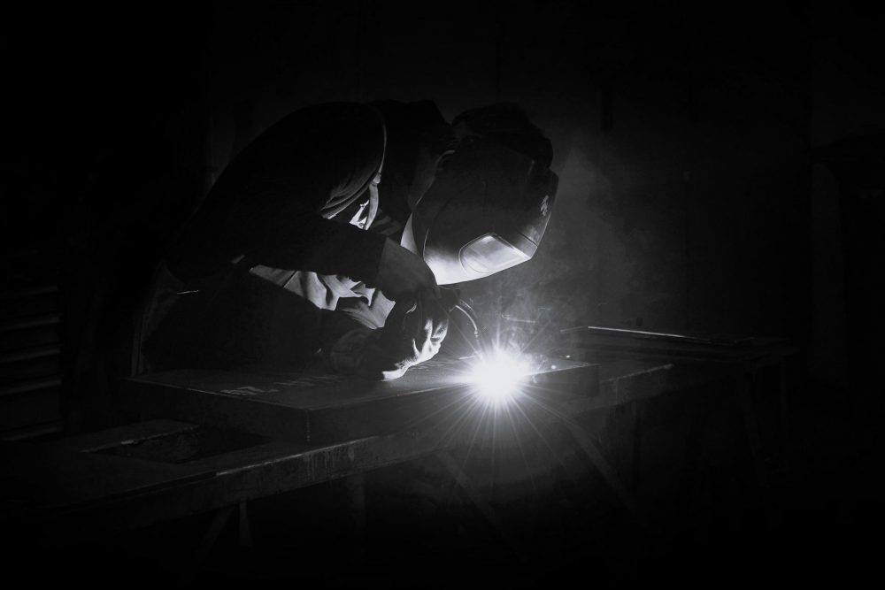Person schweißt Metall