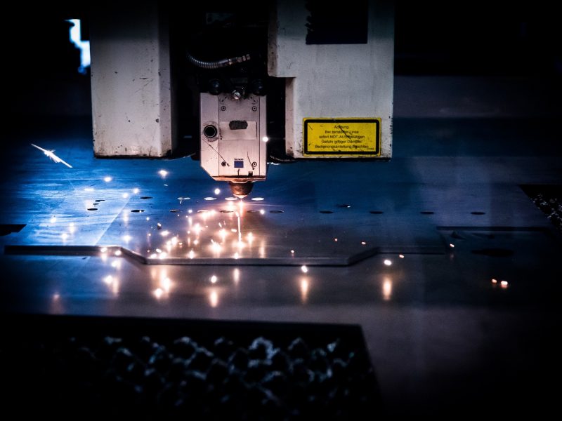 Blechbearbeitung durch Maschine mit Faserlasern Blechbearbeitung durch Maschine mit Faserlasern